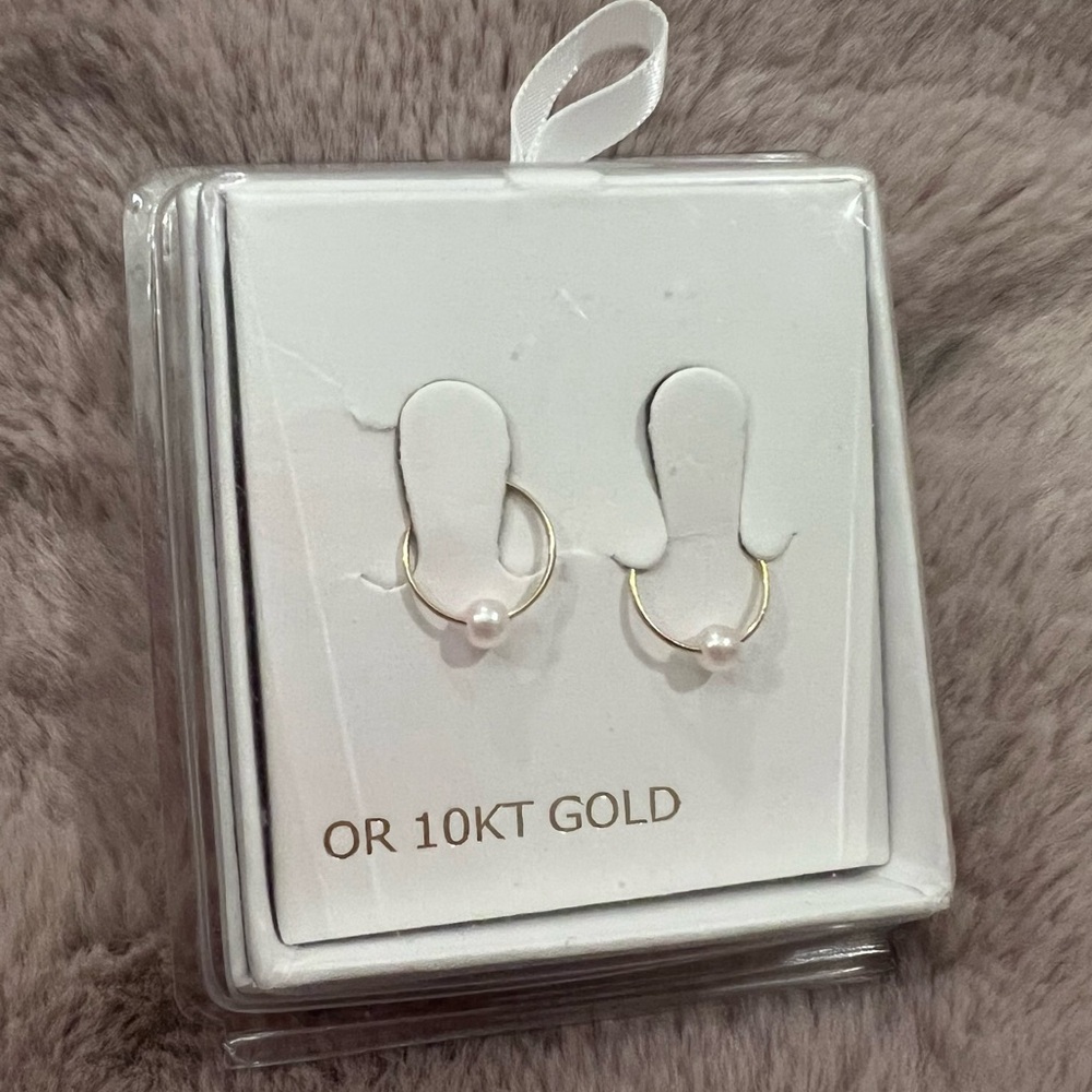 Brand new - 10kt solid gold small hoop earrings with little pearl